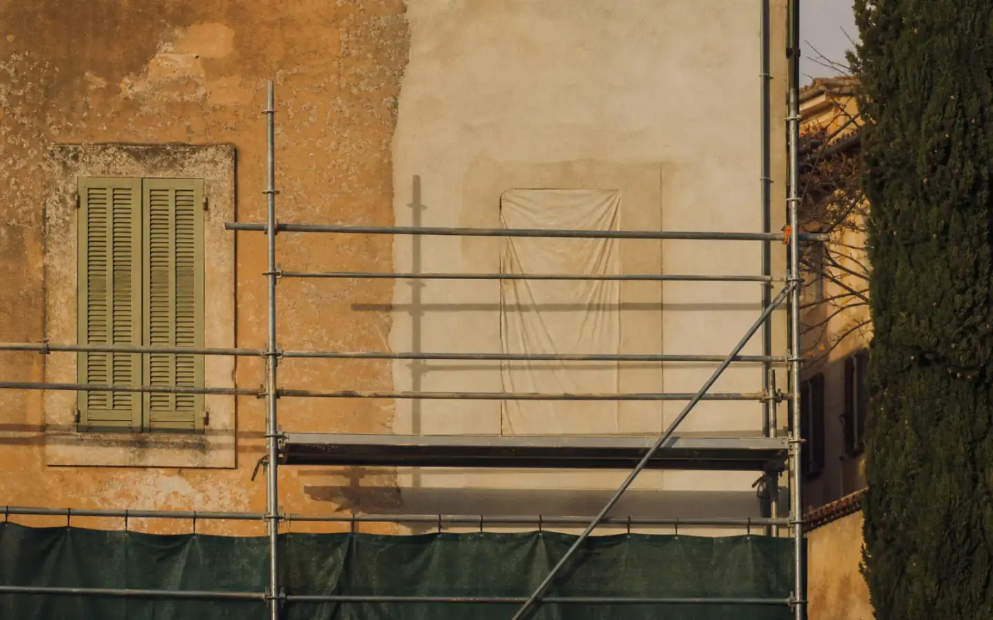 Chantier de façade au bord de la zone d'activités
