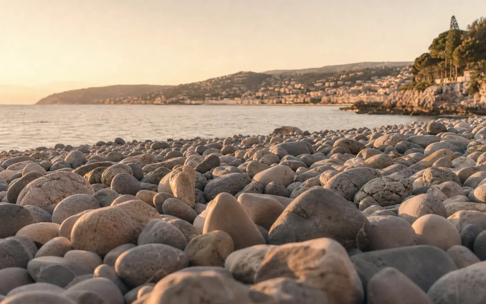 Le rivage de galets de la baie des Anges