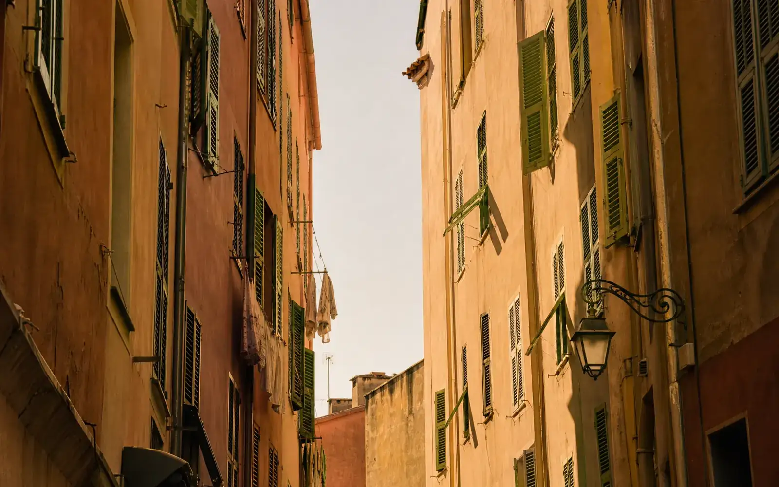 Ruelle du Vieux-Nice, façades ocre et volets verts