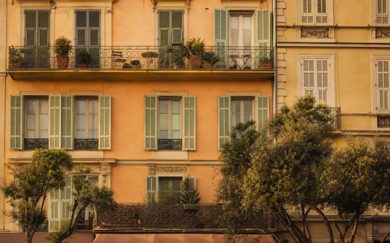 Façade d'immeuble niçois, volets et balcons en fer forgé