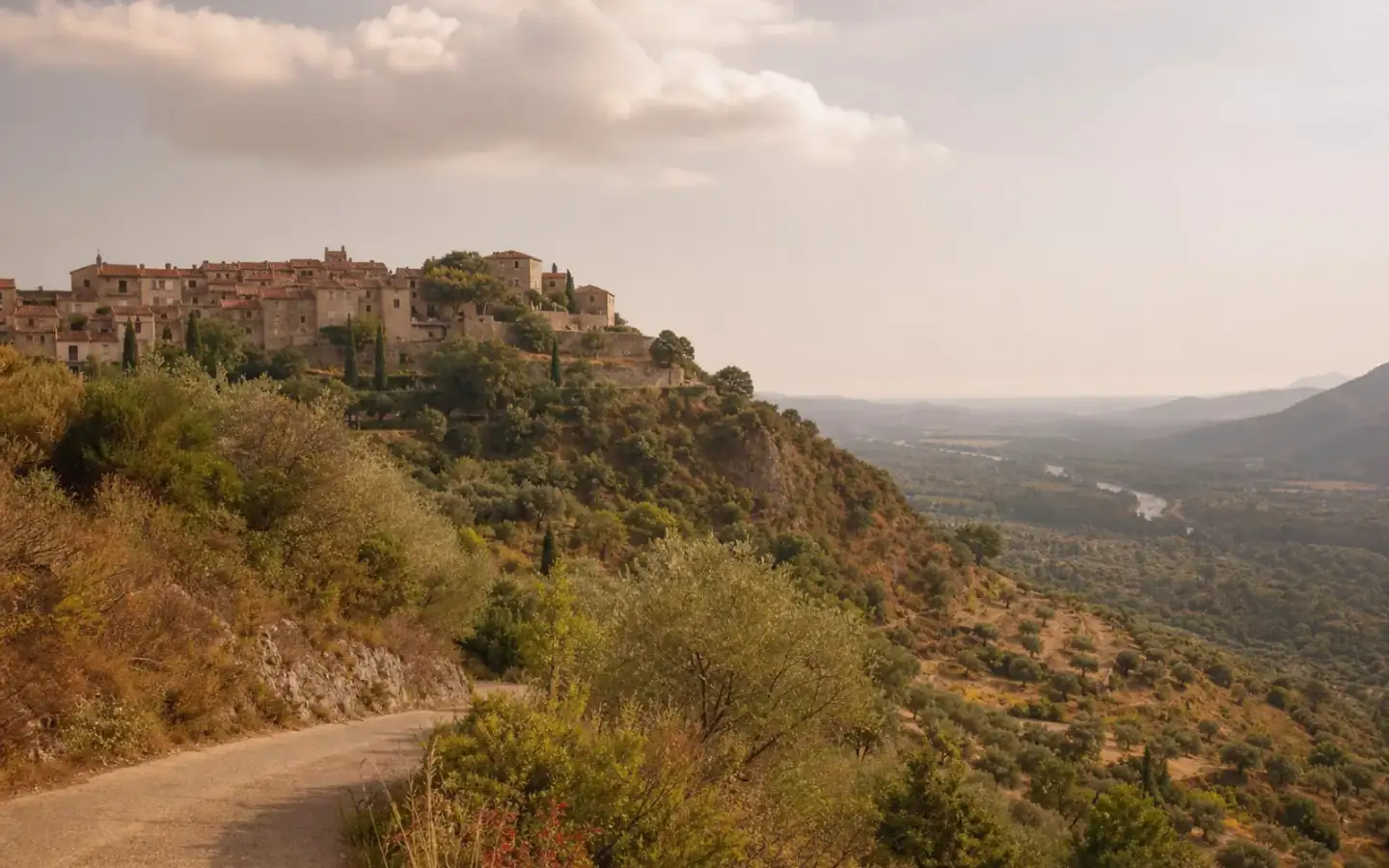 Le moyen-pays vu depuis la route de Levens